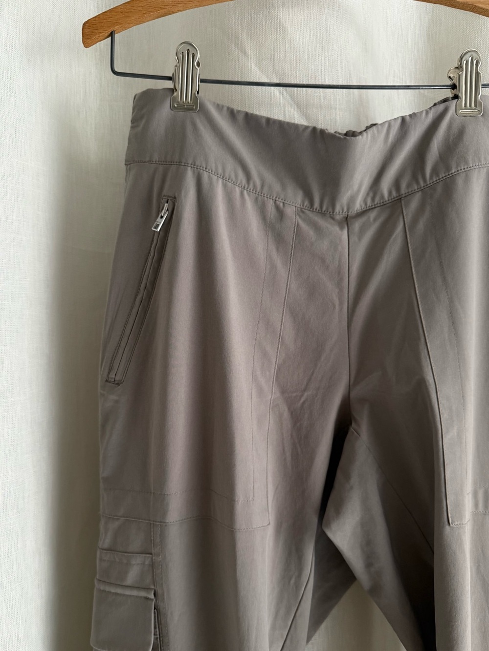 Athleta Chelsea Cargo Pants 4 Light Asphalt Taupe Stretch Travel Hiking Utility